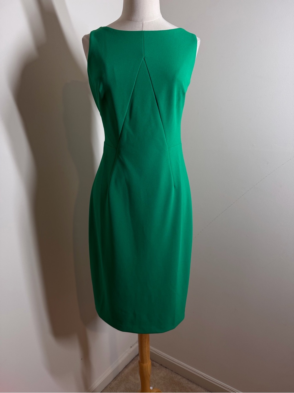 Vince Camuto Women’s Sleeveless Green -SZ 8- w/ Back Cutouts Sheath Dress
